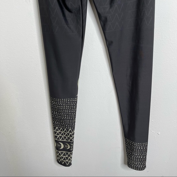 Onzie Black High Rise Las Lunas Graphic Full Leg Leggings Size XS Moonphases - Picture 11 of 16